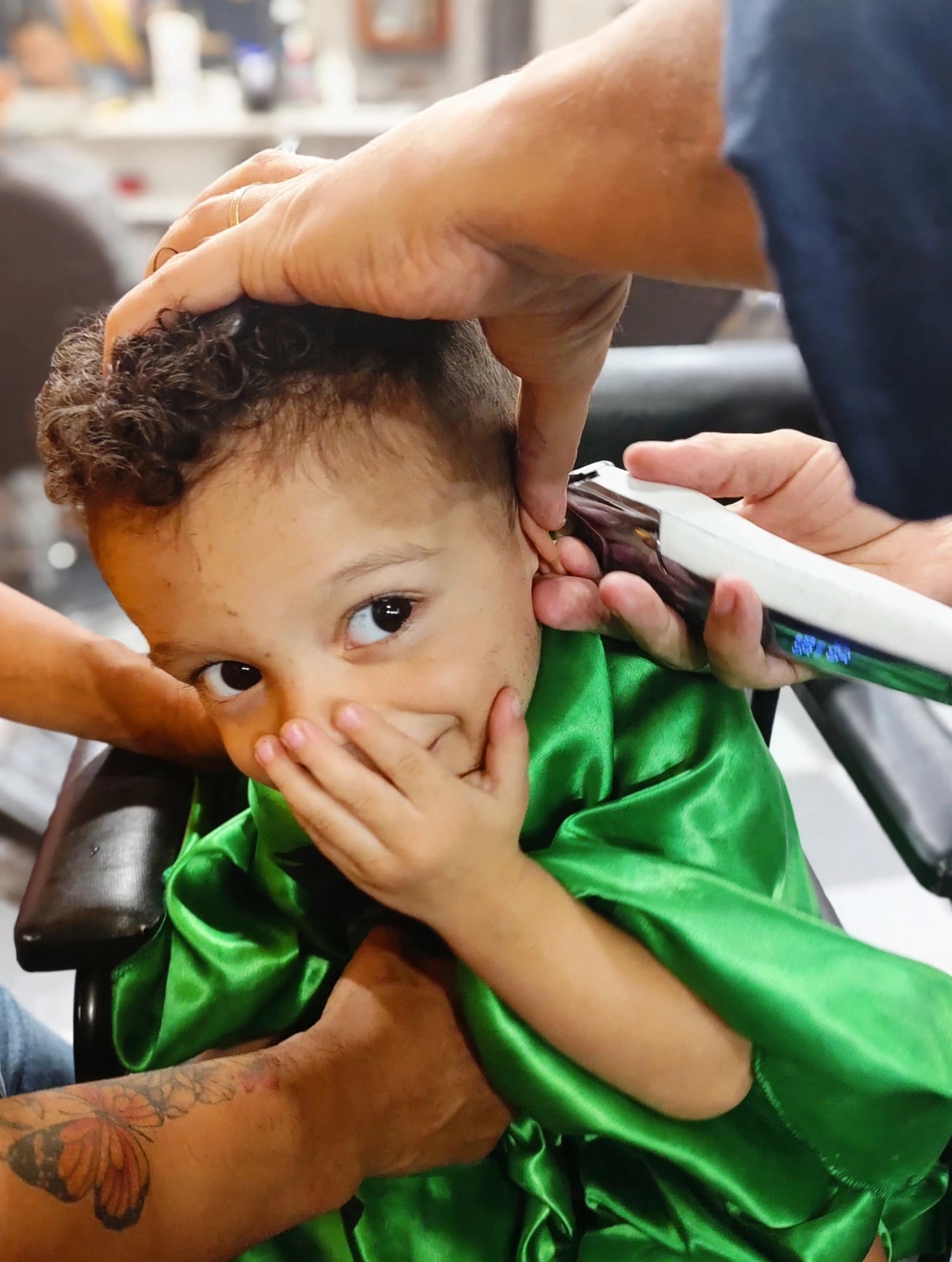 Criança cortando o cabelo com máquina